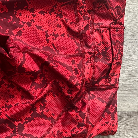 Lululemon Womens Size S Mini Ziggy Snake Red Tide Cranberry Vent It Out Crop K - Picture 11 of 11